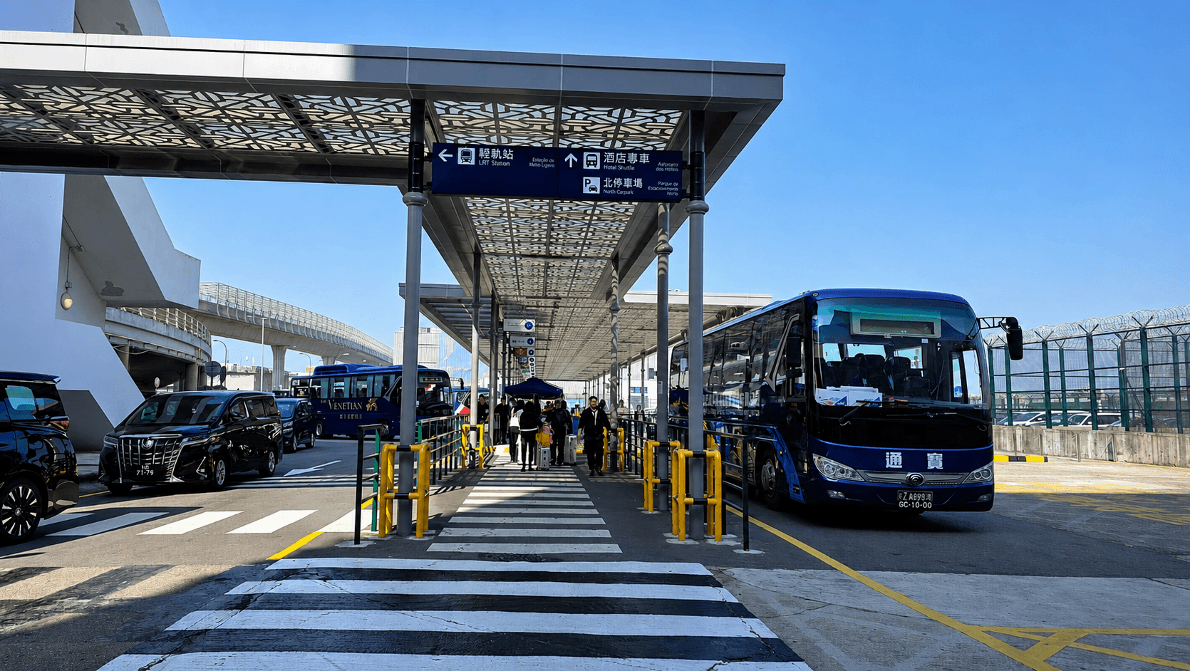 シャトルバス乗り場に到着
